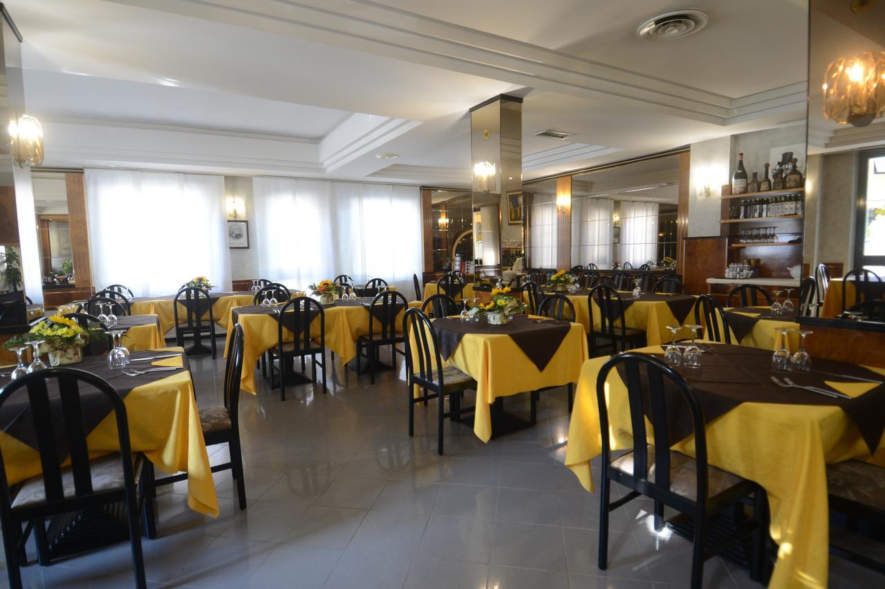 Albergo Trattoria Sole Бусето Екстериор снимка